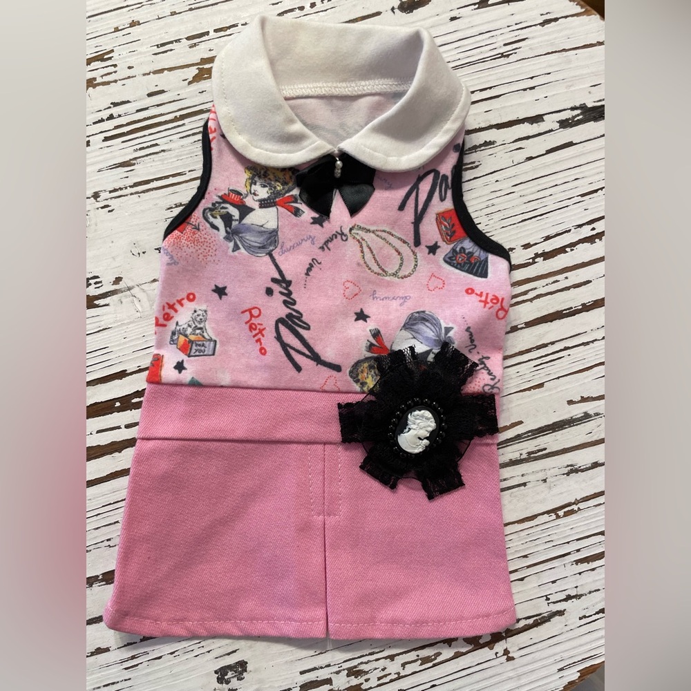 Pink Sleeveless Dog Dress with Black Bow and Graphic Print
Small